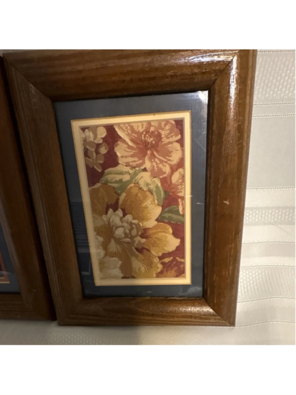 Ornate Brown Wood Floral Rectangular Frame Set Vertical Rear-Loading Collectible